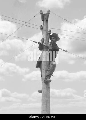 Arbeiter repariert Telegraphenleitung, ca. 1862-63. Fotografiert von Andrew J. Russell. Sky wurde in dieser Version ersetzt. Stockfoto