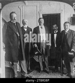 Gruppenporträt von Präsident Roosevelt, zusammen mit Gesandten des Zaren, Graf Sergei Witte, und Gesandten von Mikado, Baron Jutaro Komura, zusammen mit anderen, A. Stockfoto