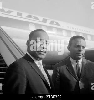 Reverend Martin Luther King am Flughafen Schiphol, Amsterdam, Niederlande am 15. August 1964. King kam nur für einen Tag in die Niederlande, um Par zu spielen Stockfoto