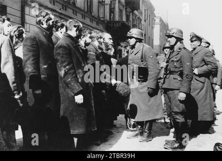 Warschauer Ghettoaufstand - Verhör durch SS-Oberscharführer. Zwischen 19. April Und 16. Mai 1943. Foto von der Nowolipie Street. Bärtiger Mann STA Stockfoto