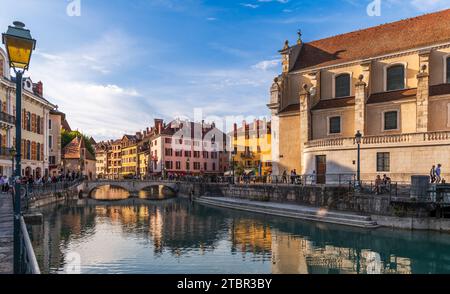 Quai de l'Ile und Quai Perrière am Fluss Thiou und die Kirche Saint-Francois auf der rechten Seite in Annecy, Haute-Savoie, Frankreich Stockfoto