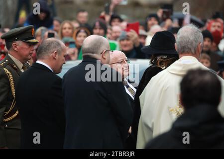 Präsident der Republik Irland Michael D. Higgins (Mitte) kommt zur Beerdigung von Shane MacGowan in Saint Mary's of the Rosary Church, Nenagh, Co. Tipperary. MacGowan, der als Leadsänger der London-irischen Punkband The Pogues berühmt wurde, starb letzte Woche im Alter von 65 Jahren. Bilddatum: Freitag, 8. Dezember 2023. Stockfoto