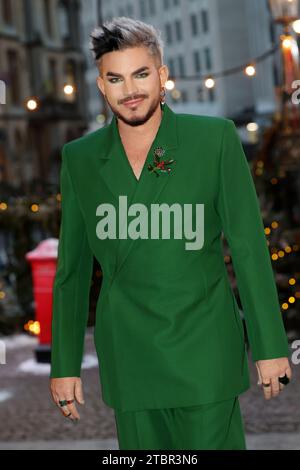 Adam Lambert kommt zu den Royal Carols - zusammen bei der Weihnachtsfeier in der Westminster Abbey in London. Bilddatum: Freitag, 8. Dezember 2023. Stockfoto