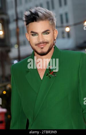 Adam Lambert kommt zu den Royal Carols - zusammen bei der Weihnachtsfeier in der Westminster Abbey in London. Bilddatum: Freitag, 8. Dezember 2023. Stockfoto