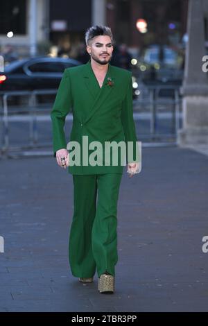 Adam Lambert kommt zu den Royal Carols - zusammen bei der Weihnachtsfeier in der Westminster Abbey in London. Bilddatum: Freitag, 8. Dezember 2023. Stockfoto