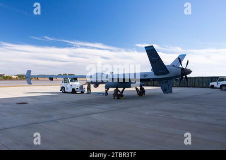 Die New York Air National Guard führte am 4. Dezember 2023 Nachkontrollen am MQ-9A Reaper in Cherry Point, North Carolina durch.Foto von David Ornelas-Baeza Stockfoto