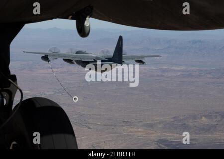 Ein HC-130J Combat King II Flugzeug der U.S. Air Force mit 39th Rescue Squadron, 920th Rescue Group, 920th Rescue Wing, bereitet sich darauf vor, eine U.S. Marine Co zu tanken Stockfoto