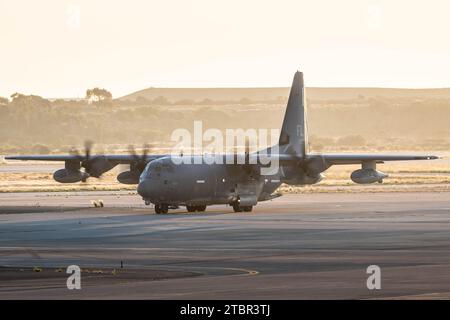 Ein U.S. Air Force HC-130J Combat King II Flugzeug, das dem 920th Rescue Wing Taxis zur Fluglinie während der Kampfsuche und des Rettungstrainings zugewiesen wurde Stockfoto