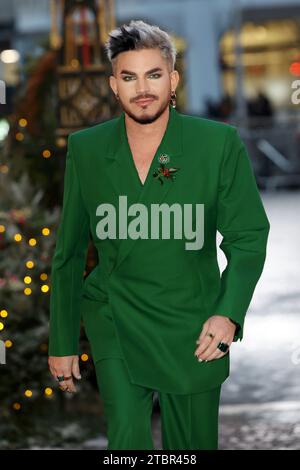 Adam Lambert kommt zu den Royal Carols - zusammen bei der Weihnachtsfeier in der Westminster Abbey in London. Bilddatum: Freitag, 8. Dezember 2023. Stockfoto