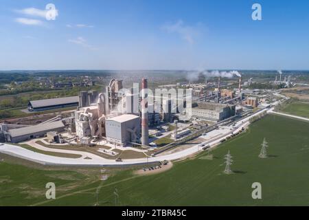 KRASNOSELSKY, WEISSRUSSLAND - 30. APRIL 2019: Krasnoselsky Baustoffwerk an einem sonnigen Maitag (Luftaufnahme). Region Grodno Stockfoto