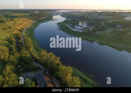 Blick auf den Fluss Wolga und das Kloster Staritsa Heilige Himmelfahrt am frühen Morgen im Juli (Luftaufnahmen). Region Tver, Russland Stockfoto