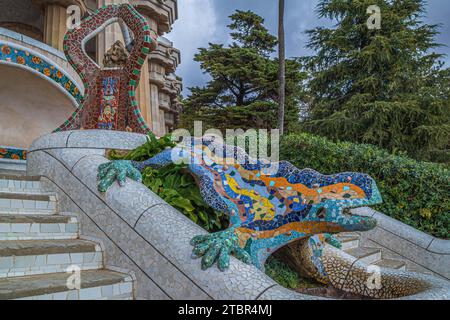 Barcelona, Spanien - 28. Februar 2022: Details aus dem Park Güell auf dem Carmel Hill, Barcelona, Katalonien, Spanien, Architekt Antoni Gaudi. Gebaut 1900-1914, ab Stockfoto