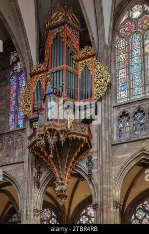 STRASSBURG, FRANKREICH - 3. MAI 2023: Innenraum der berühmten Kathedrale Notre Dame de Straßburg mit ihrer wunderschönen Orgel. Gotisches Gebäude aus der Th Stockfoto