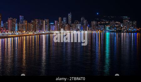 Panoramablick bei Nacht auf die Stadtlandschaft von Benidorm, Spanien. Die Stadt gilt als Manhattan Spaniens und Balkon des Mittelmeers. Stockfoto