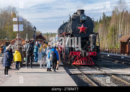 RUSKEALA, RUSSLAND - 07. OKTOBER 2021: An einem sonnigen Oktobertag kam der touristische Retro-Zug „Ruskeala Express“ an der Station Ruskeala Mountain Park an Stockfoto