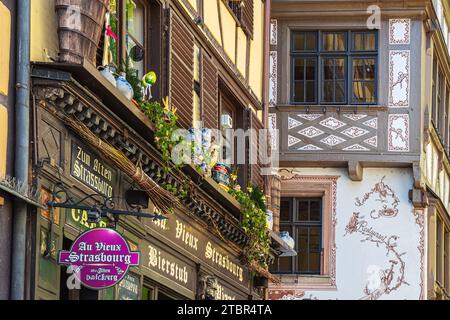 STRASSBURG, ELSASS, FRANKREICH - 4. MAI 2023: Traditionelle Gebäude und elsässische Restaurants in der Rue du Maroquin im historischen Viertel der Stadt. Stockfoto