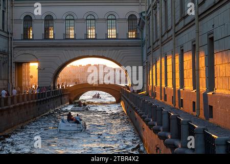 SANKT PETERSBURG, RUSSLAND - 04.-05. JULI 2022: Abendspaziergang auf der Zimnyaya Kanavka (Winterkanal) Stockfoto