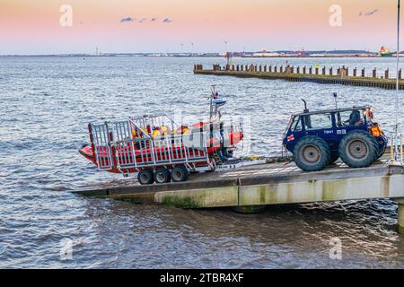 Launch des RNLI B Klasse Atlantic 85 Küstenbootes „My Lady Anne“ in Portishead, North Somerset, England Großbritannien, für einen Rettungsruf in der Dämmerung am 24.11.2023 Stockfoto