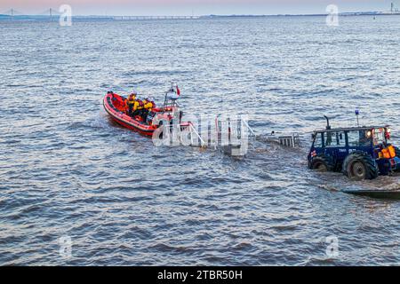 Launch des RNLI B Klasse Atlantic 85 Küstenbootes „My Lady Anne“ in Portishead, North Somerset, England Großbritannien, für einen Rettungsruf in der Dämmerung am 24.11.2023 Stockfoto