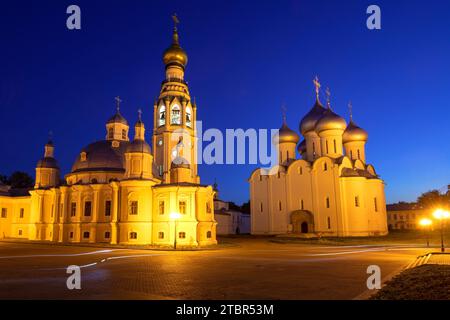 Kathedralen des Vologda Kremls in der Augustnacht. Vologda, Russland Stockfoto