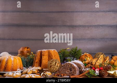 Auswahl an weihnachtlichen traditionellen Desserts, Keksen, gebackenem Gebäck, Süßigkeiten - Rundkuchen, Panettone, Cantuccini, Stollen, Lebkuchen. Festliche Dekora Stockfoto