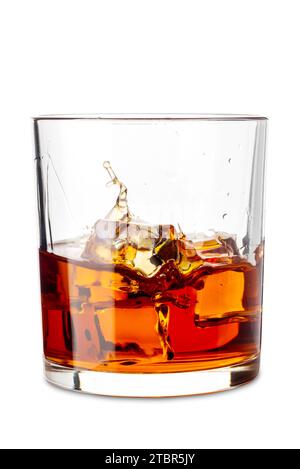 Glas Whiskey oder Bourbon mit Spritzern von Eiswürfeln, Whiskey auf den Felsen, isoliert auf weiß mit Clipping Path inklusive Stockfoto