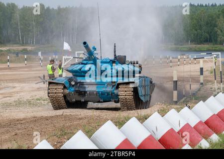 ALABINO, RUSSLAND - 19. AUGUST 2022: Tank T-72B3 der Mannschaft der Republik Abchasien auf der Tank Biathlon-Strecke. Internationale Kriegsspiele Stockfoto