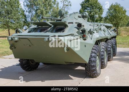 ALABINO, RUSSLAND - 19. AUGUST 2022: Sowjetischer Panzerträger BTR-80 an einem sonnigen Tag. Vorderansicht Stockfoto