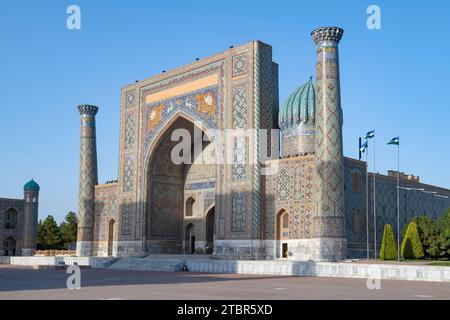 SAMARKAND, USBEKISTAN - 14. SEPTEMBER 2022: Mittelalterliche Sherdor-Madrasah an einem sonnigen Septembertag Stockfoto