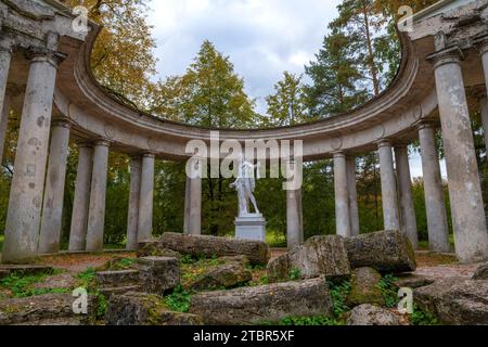 PAWLOWSK, RUSSLAND - 26. SEPTEMBER 2022: An der antiken Kolonnade von Apollo an einem Septembertag. Pavlovsk Palace Park. Viertel von St. Petersburg Stockfoto