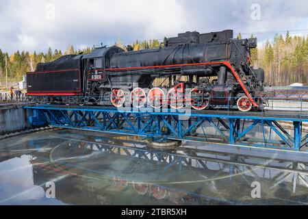 RUSKEALA, RUSSLAND - 09. OKTOBER 2022: Die alte Dampflokomotive L-3958 (Lebedjanka) tritt an einem Oktobertag in den Wendekreis ein. Ruskeala Mountain Park Stat Stockfoto