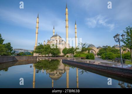 GROSNY, RUSSLAND - 14. JUNI 2023: Sonniger Juni im Herzen der Tschetschenischen Moschee Stockfoto