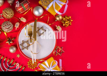 Jüdischer Feiertag Hannukah Tischdekoration Grußkartenhintergrund, festliches Abendessen Brunch Einladung oder Menü. Flache Ladefläche mit Teller, Besteckset, mit Hannu Stockfoto