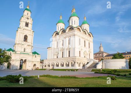 ASTRACHAN, RUSSLAND - 14. JUNI 2023: Alte Himmelfahrt-Kathedrale mit Glockenturm an einem sonnigen Juni-Abend. Astrachan Kreml Stockfoto