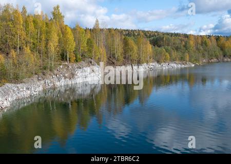 Das Ufer eines alten überfluteten Marmorbruchs im goldenen Herbst. Am Rande des Dorfes Ruskeala. Karelien, Russland Stockfoto