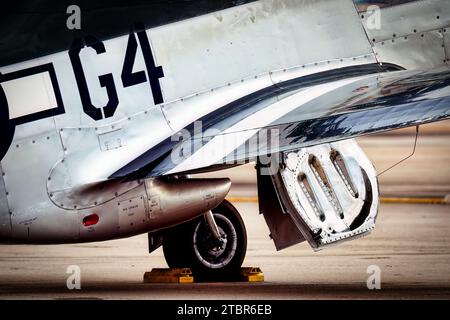 Der Boden- und Radkasten eines P-51 Mustang auf der amerikanischen Airshow 2023 in Miramar, Kalifornien. Stockfoto