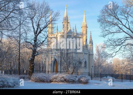 PETRODVORETS, RUSSLAND - 07. DEZEMBER 2023: Blick auf die alte Kapelle von St. Prinz Alexander Newski an einem sonnigen Dezembertag. Alexandria Park Alexandria Stockfoto