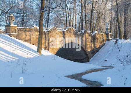 PETRODVORETS, RUSSLAND - 07. DEZEMBER 2023: Alte Ruinenbrücke im Alexandria Park an einem sonnigen Dezembertag. Peterhof Stockfoto