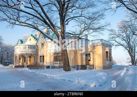 PETRODVORETS, RUSSLAND - 07. DEZEMBER 2023: Das Landpalasthaus der königlichen Familie an einem sonnigen Dezembertag. Alexandria Park, Peterhof Stockfoto