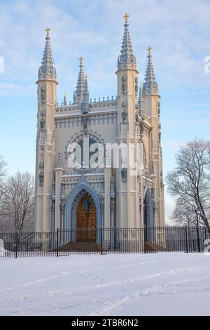 Petrodvorets, RUSSLAND - 07. DEZEMBER 2023: Antike Kapelle von St. Prinz Alexander Newski Nahaufnahme an einem Dezembertag. Alexandria Park. Peterhof Stockfoto