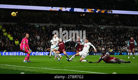 London, Großbritannien. Dezember 2023. Brennan Johnson von Tottenham Hotspur (c) verpasst mit einem Torschuss. Premier League Spiel Tottenham Hotspur gegen West Ham Utd im Tottenham Hotspur Stadium in London am Donnerstag, den 7. Dezember 2023 . Dieses Bild darf nur für redaktionelle Zwecke verwendet werden. Foto nur für redaktionelle Verwendung von Sandra Mailer/Andrew Orchard Sportfotografie/Alamy Live News Credit: Andrew Orchard Sportfotografie/Alamy Live News Stockfoto