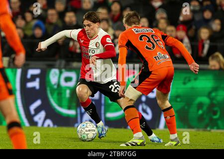 Leo sauer von Feyenoord wird vom FC Volendam beim niederländischen Eredivisie-Spiel zwischen Feyenoord und FC Volendam am 7. Dezember 2023 in Rotterdam, Niederlande, angefochten Stockfoto