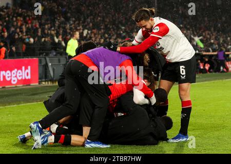 Rotterdam, Niederlande. Dezember 2023. Lutshare Geertruida aus Feyenoord, Igor Paixao aus Feyenoord, Yankuba Minteh aus Feyenoord, Leo sauer aus Feyenoord, Ramiz Zerrouki aus Feyenoord feiert nach dem dritten Tor des Teams während des niederländischen Eredivisie-Spiels zwischen Feyenoord und FC Volendam am 7. Dezember 2023 in Rotterdam, Niederlande Credit: dpa/Alamy Live News Stockfoto