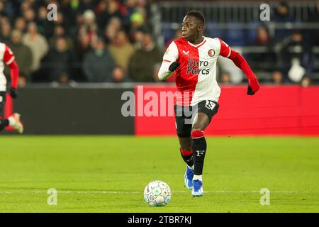 Rotterdam, Niederlande. Dezember 2023. Yankuba Minteh aus Feyenoord läuft mit dem Ball während des niederländischen Eredivisie-Spiels zwischen Feyenoord und FC Volendam am 7. Dezember 2023 in Rotterdam, Niederlande Credit: dpa/Alamy Live News Stockfoto