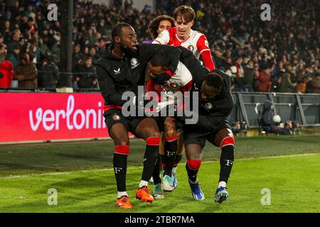 Rotterdam, Niederlande. Dezember 2023. Lutshare Geertruida aus Feyenoord, Igor Paixao aus Feyenoord, Yankuba Minteh aus Feyenoord, Leo sauer aus Feyenoord feiert, nachdem er beim niederländischen Eredivisie-Spiel zwischen Feyenoord und FC Volendam am 7. Dezember 2023 in Rotterdam, Niederlande, das dritte Tor des Teams erzielt hat Stockfoto