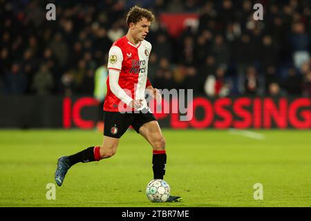 Rotterdam, Niederlande. Dezember 2023. Mats Wieffer von Feyenoord spielt mit dem Ball während des niederländischen Eredivisie-Spiels zwischen Feyenoord und FC Volendam am 7. Dezember 2023 in Rotterdam Stockfoto