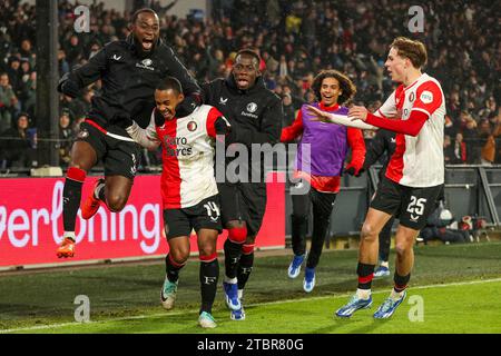 Rotterdam, Niederlande. Dezember 2023. Lutshare Geertruida aus Feyenoord, Igor Paixao aus Feyenoord, Yankuba Minteh aus Feyenoord, Gjivai Zechiel aus Feyenoord, Leo sauer aus Feyenoord, feiert nach dem dritten Tor des Teams während des niederländischen Eredivisie-Spiels zwischen Feyenoord und FC Volendam am 7. Dezember 2023 in Rotterdam, Niederlande Credit: dpa/Alamy Live News Stockfoto