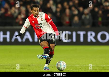 Rotterdam, Niederlande. Dezember 2023. Quinten Timber of Feyenoord schießt den Ball während des niederländischen Eredivisie-Spiels zwischen Feyenoord und FC Volendam am 7. Dezember 2023 in Rotterdam, Niederlande Credit: dpa/Alamy Live News Stockfoto