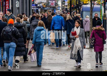 London, Großbritannien. Dezember 2023. Es gibt viele Leute, die in der Oxford Street einkaufen, während die Weihnachtszeit anhält. Guy Bell/Alamy Live News Stockfoto