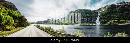 Asphaltstraße an einem See in Norwegen Stockfoto